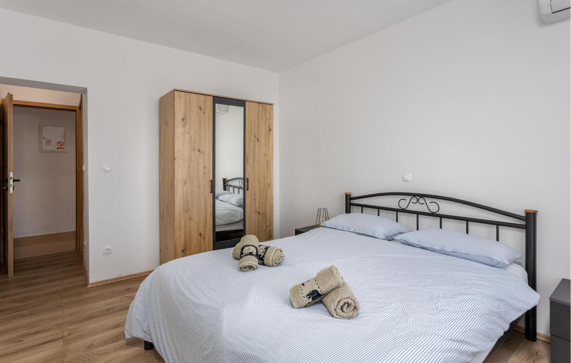 Gorgeous Apartment In Brsec With Kitchen エクステリア 写真