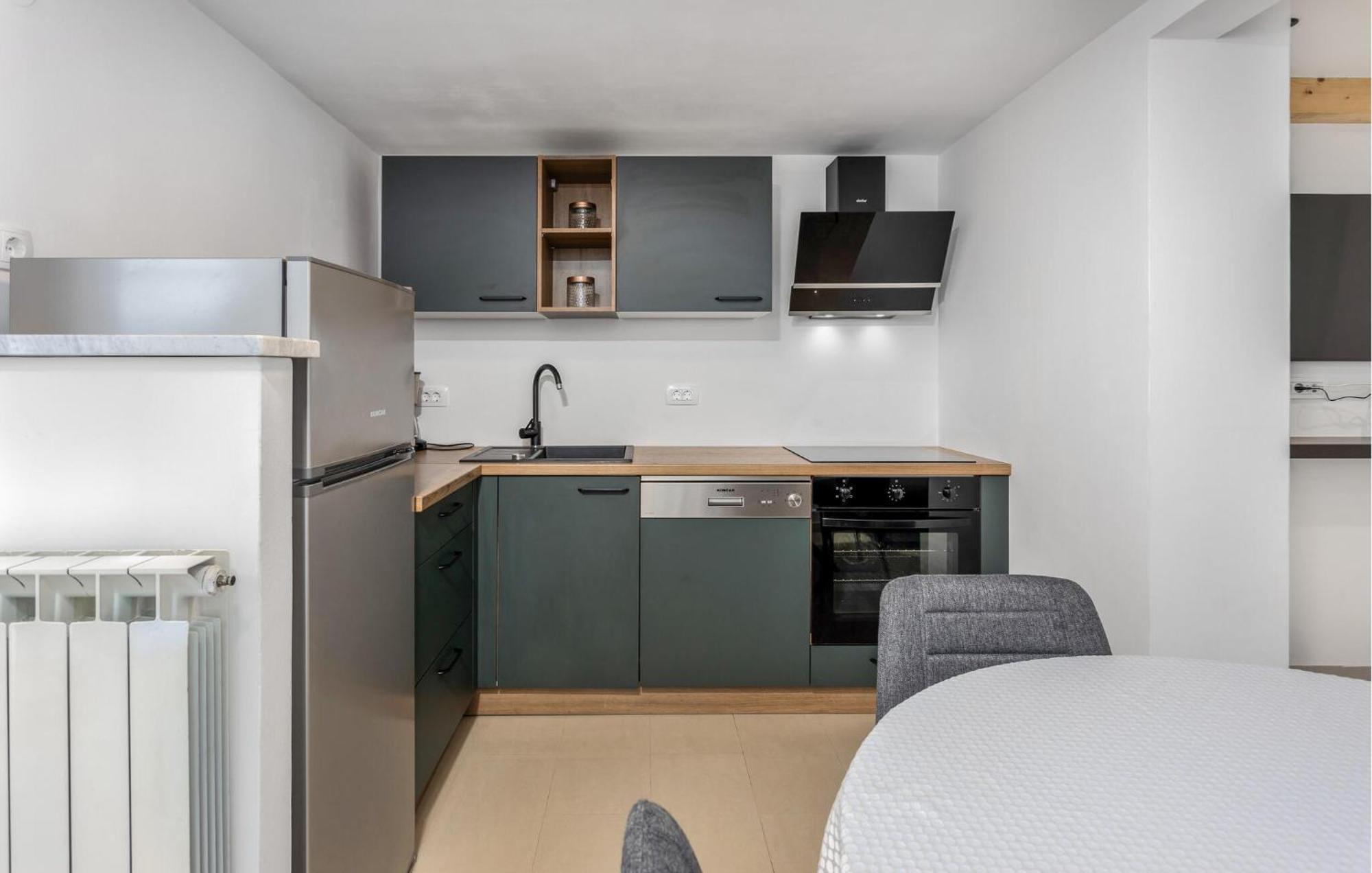 Gorgeous Apartment In Brsec With Kitchen エクステリア 写真